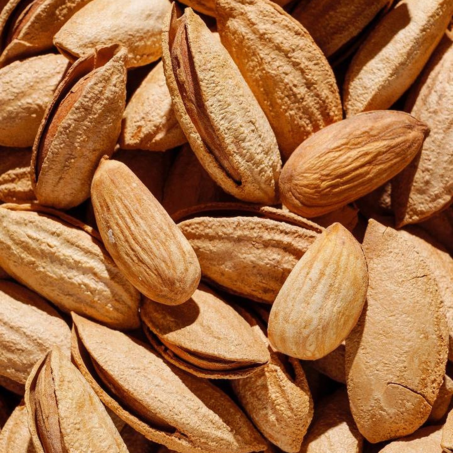 اللوز مع القشرة